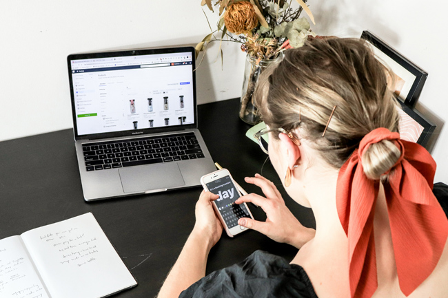 Właścicielka sklepu internetowego pracuje nad swoim sklepem www